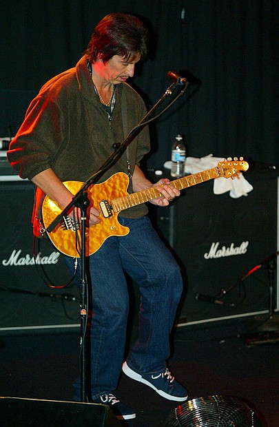 pat travers 243_std.jpg